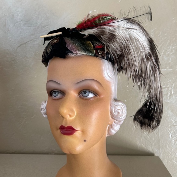 OUTSTANDING 1950's BLACK FELT PILLBOX - VELVETY LEAVES, VEILING & LARGE FEATHER - Picture 1 of 14